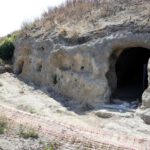 Vista de las estructuras rupestres excavadas en Churriana, Málaga